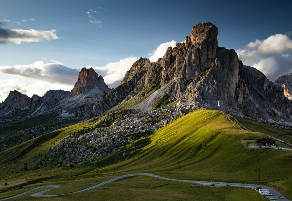 Bergpanorama, blauer Himmel und grüne Hügel